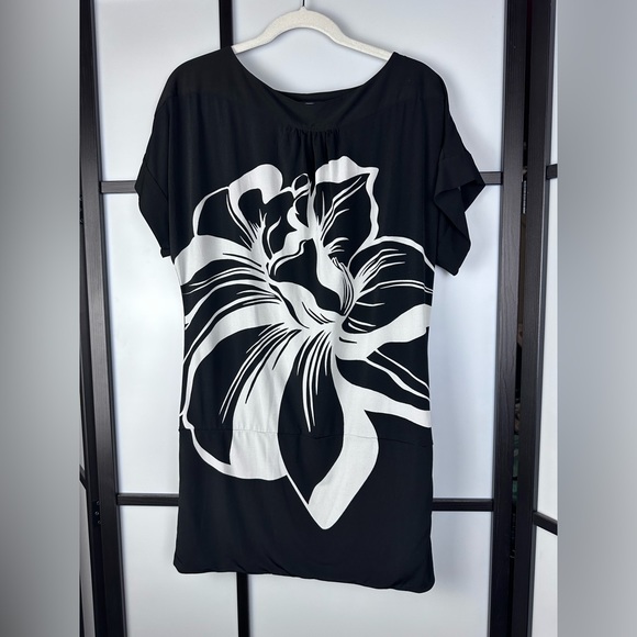 White House Black Market Tops - White House Black Market Floral Top